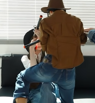 oddXinyeoubi's tweet photo. its clear that the hamster asserts her dominance by sitting on top of her prey https://t.co/yEbus6zgxK