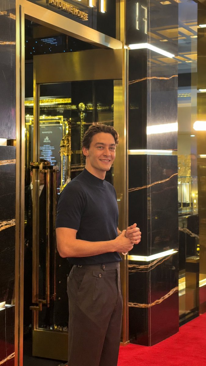 inforussellbr's tweet photo. 😮‍💨 George Russell presente em evento da AMAFFI em Singapura.

Ele esteve ao lado de Didier-Alexandre Ambroise, diretor geral da marca.

📸 | 琥珀是只猫 via rednote https://t.co/AO8ux8bcfN