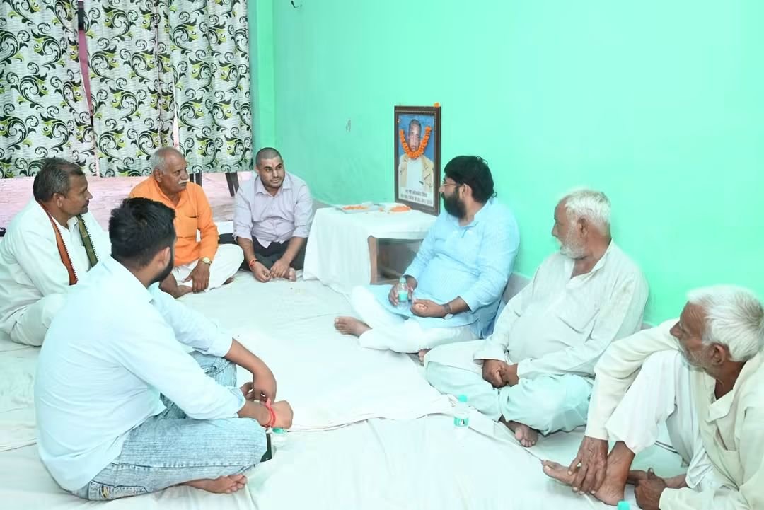 Lakshmirajbjp's tweet photo. विधानसभा अंतर्गत विभिन्न स्थानों पर शोकाकुल परिवारों से भेंट कर अपनी शोक संवेदनाएं व्यक्त कीं।
ईश्वर दिवंगत आत्माओं को अपने श्रीचरणों में स्थान दें एवं शोकाकुल परिवारों को यह अपार दुःख सहन करने की शक्ति प्रदान करें। 

#शोक_संवेदना
@topfans   #mlaSikandrabad #शोक_संवेदना https://t.co/1ZE1ReHajI