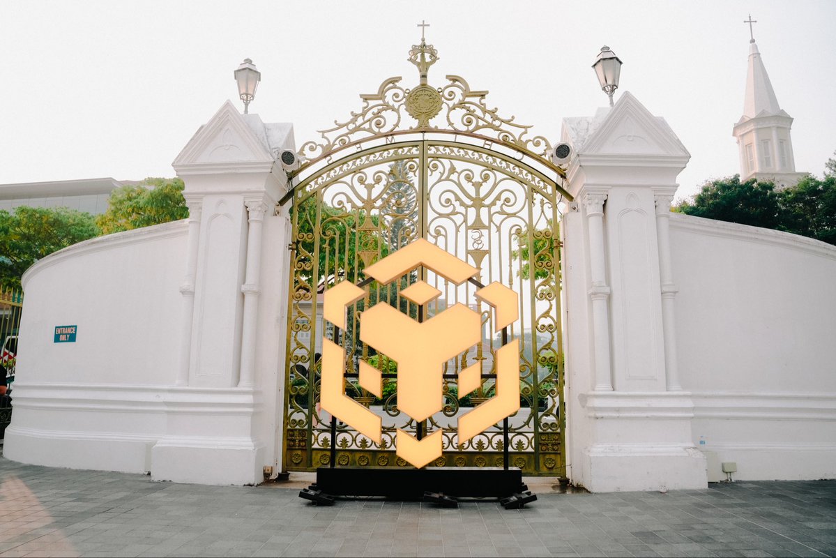 BNBCHAIN's tweet photo. 📍 BNB Super Meetup Singapore https://t.co/hWPeCILFss