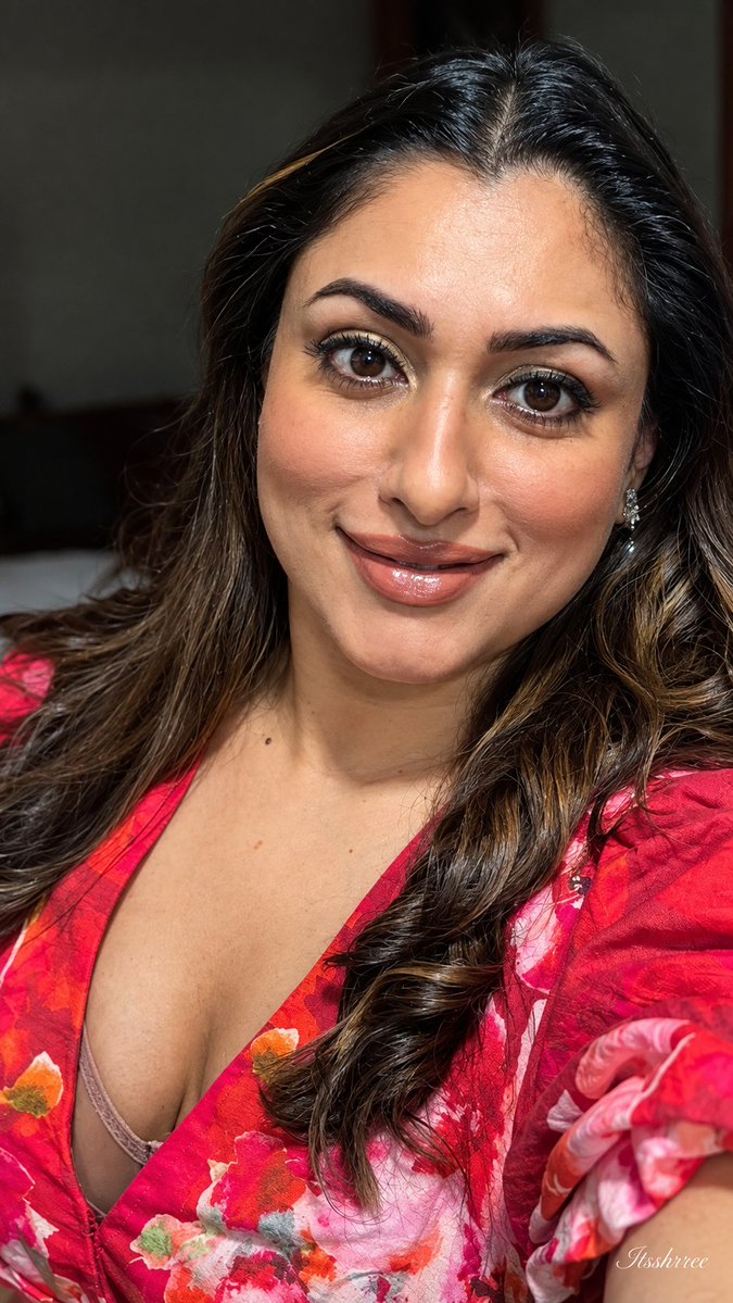 itsshrree's tweet photo. @shwetakonnurmenon @malavika_officialfp #shwetakonnurmenon 
#kollywoodactress #kollywood #teluguactress #tollywoodactress #tollywood itsshrree ♥️✨
Just vibes. No explanations. 🖤

#Itsshrree #InstaVibes #InstaDaily #IndianInstagram ExplorePage

🚀 Follow for more @itsshrree https://t.co/kMND8x5bPE