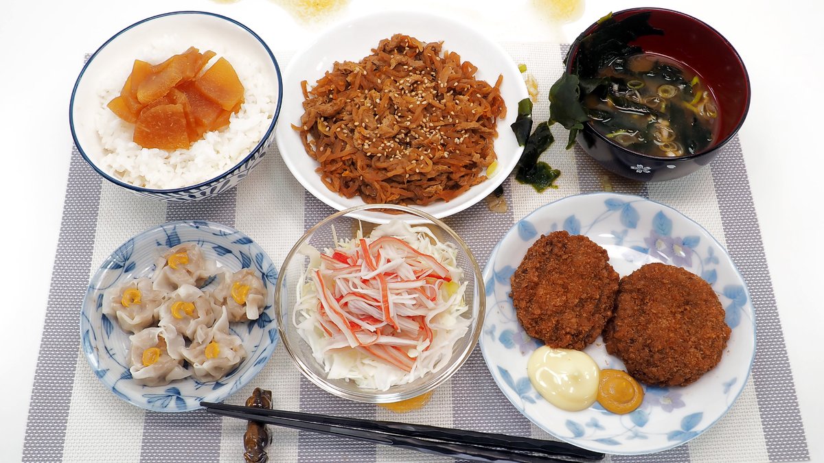 MM_Shokujibu's tweet photo. 味噌汁こぼした！！うぜー🤖#まさおと母の手料理と献立プラスα #おうちごはん #MM食事部

・白米御飯とたくあん
・シューマイ
・メンチカツ
・味噌汁がかかった切り干し大根の炒め煮
・カニカマのせ生野菜サラダ
・半分以上こぼれたわかめと長ねぎの味噌汁 https://t.co/eCowfZrBDv