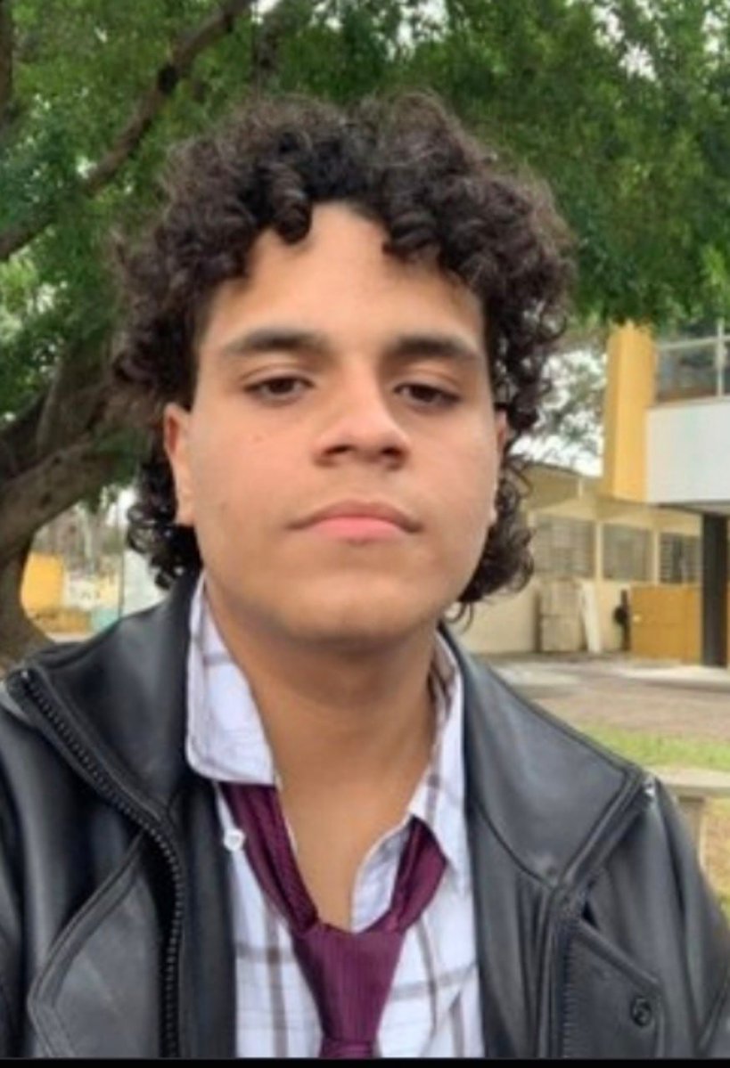 tucarj54's tweet photo. O petista psicopata que viralizou coagindo e ameaçando vazar dados de homossexuais que votaram no Flávio caso o Lula perdesse apagou a conta.
A ameaça de exposição privada para forçar voto em Lula se encaixa em coação eleitoral (art. 301 do Código Eleitoral: reclusão até 4 anos e multa), por usar grave ameaça para coagir voto em candidato. Também cabe ameaça (art. 147 CP)