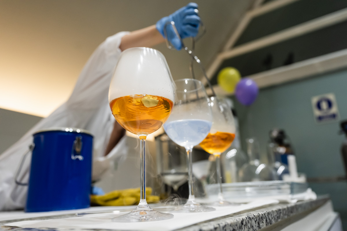 CACiencies's tweet photo. Recorre todas nuestras exposiciones y además:

🎭🧪Participa en el #TeatrodelaCiencia, incluido en la entrada del Museu

⚗️Descubre los experimentos de la #CienciaaEscena por 3,5 euros

🚀Viaja hasta la Estación Espacial Internacional en el #SimuladorEspacial por 3,5 euros https://t.co/F5hFriPzaZ