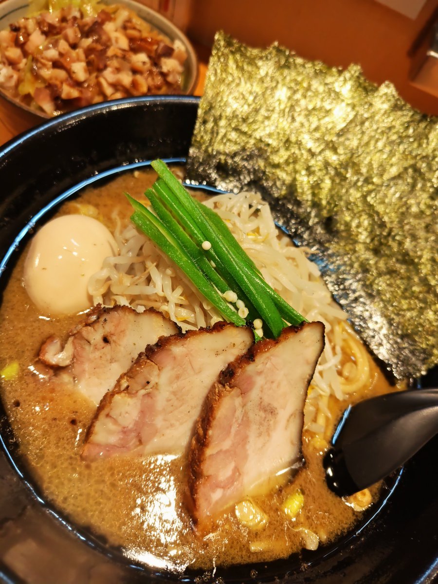 09_comomo613pom's tweet photo. 残業したので、自分甘やかし🤭💕
#横浜ラーメンてっぺん家 さんへ

☆がごめラーメン

濃厚豚骨VSトロ～リがごめの旨味デスマッチ😤❗
ドサ盛りモヤシ＆オクラでさっぱりしつつ、
トロやわお肉、ムチぷり麺をペロッ😋💨
キャベモチャ丼は、
サイドメニューを超越したおいしさ🤤✨

ごちそうさまでした https://t.co/ydHpzg1gnc