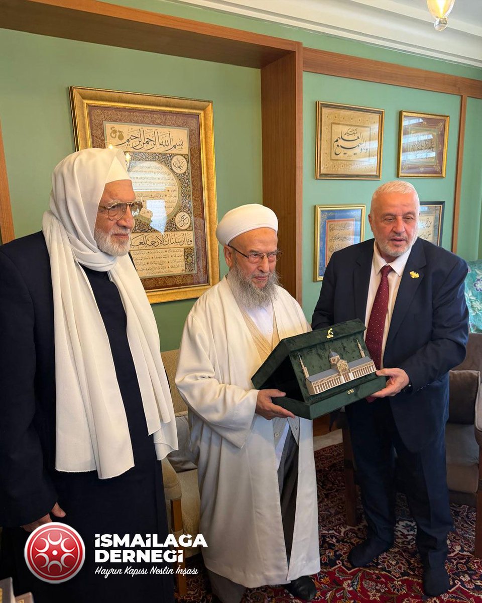 ismailaga_cami's tweet photo. Suriye Başmüftüsü Usâme er-Rifâî Hocaefendi ve Suriye Evkaf Bakanı Ebu’l-Hayr Şükrî Hocaefendi Fikri Efendi Hazretlerimizi Ziyaret Ettiler

Suriye Başmüftüsü Usâme er-Rifâî Hocaefendi ve Suriye Evkaf Bakanı Muhammed Ebu’l-Hayr Şükrî Hocaefendi, İsmailağa Camii İlim ve Hizmet Vakfımızda misafirimiz oldular.

Şeyhimiz Fikri Efendi (Kuddise Sirruhû) Hazretlerimizi ziyaret eden kıymetli misafirlerimiz, hocalarımızla değerlendirme ve istişarelerde bulundular.

Misafirperverliklerinden dolayı hocalarımıza teşekkür eden misafirlerimize, ziyaretlerinden dolayı şükranlarımızı sunuyoruz. İlmî iş birliğimizin daim olmasını ve memleketlerinde yürüttükleri çalışmalarında kendilerine muvaffakiyet ve bereketler niyâz ediyoruz.