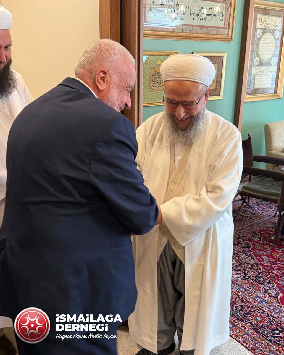 ismailaga_cami's tweet photo. Suriye Başmüftüsü Usâme er-Rifâî Hocaefendi ve Suriye Evkaf Bakanı Ebu’l-Hayr Şükrî Hocaefendi Fikri Efendi Hazretlerimizi Ziyaret Ettiler

Suriye Başmüftüsü Usâme er-Rifâî Hocaefendi ve Suriye Evkaf Bakanı Muhammed Ebu’l-Hayr Şükrî Hocaefendi, İsmailağa Camii İlim ve Hizmet Vakfımızda misafirimiz oldular.

Şeyhimiz Fikri Efendi (Kuddise Sirruhû) Hazretlerimizi ziyaret eden kıymetli misafirlerimiz, hocalarımızla değerlendirme ve istişarelerde bulundular.

Misafirperverliklerinden dolayı hocalarımıza teşekkür eden misafirlerimize, ziyaretlerinden dolayı şükranlarımızı sunuyoruz. İlmî iş birliğimizin daim olmasını ve memleketlerinde yürüttükleri çalışmalarında kendilerine muvaffakiyet ve bereketler niyâz ediyoruz.