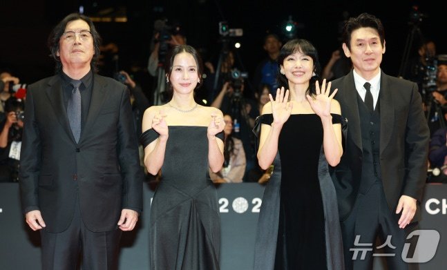 k_dramaindo_'s tweet photo. Pemain film #PossibleLove
#JeonDoYeon #SolKyungGu #JoInSung #JoYeoJeong dan Sutradara Lee Chang Dong di red carpet Festival Film Internasional Busan ke-31 #BIFF2026 
(6 Oktober) https://t.co/yk8Eq44Akh