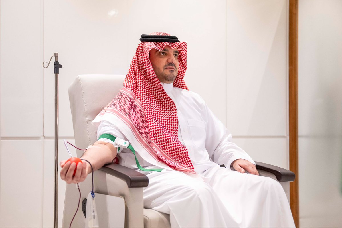 MOISaudiArabia's tweet photo. 📷 الأمير عبدالعزيز بن سعود خلال مبادرته بالتبرع بالدم تضامنًا مع الحملة الوطنية السنوية للتبرع بالدم لعام 2026. https://t.co/ZCV6TmBrCS