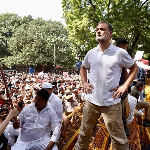 sumit1kalra's tweet photo. जिस नेता के एक आह्वान पर करोड़ों भारतीय आँख बंद करके थाली बजाने लगें,
जिसके साधारण “Hello Friends” पर लाखों व्यूज़ आ जाएँ…

ज़रा सोचिए, अगर वही एक दिन कह दें:

“मित्रों, जंतर-मंतर पर मिलते हैं।”

फिर न तथाकथित क्रांतिकारियों की अराजकता बचेगी,
न वामपंथियों का अहंकार,
न धमकी देने वालों की कोई गलतफहमी।

उस दिन सबको जनसमर्थन की असली ताकत समझ आ जाएगी। 😏

क्योंकि ट्रेंड चलाना आसान है, जनसमर्थन जुटाना कठिन।

और भाषणों में क्रांति करने वालों को उस दिन संख्या का गणित भी समझ आ जाएगा। 😉