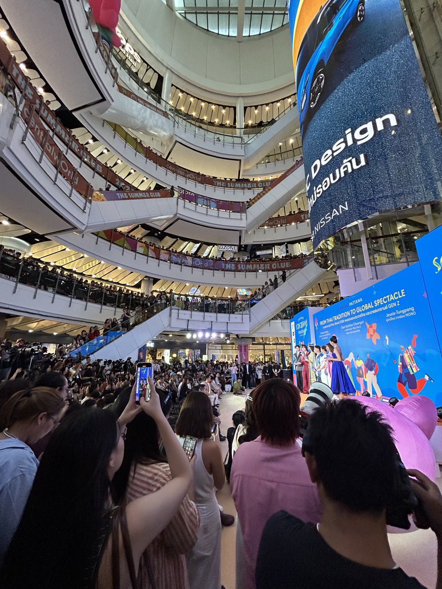 flyfreestyle's tweet photo. ถ้าให้พูดถึงความดังของ #โทมัสก้อง 
- 2024 มีซีรีส์คู่เรื่องแรก ‘กี่หมื่นฟ้า’ 
- 2025 ถูกวางตัวใน line up ซีรีส์ใหม่ดูมันดิถึงสองเรื่อง คือ magic lover ที่จะออนทาง WeTV และ unknown lover ซึ่งเป็น iQiyi original (ถูกนายทุนชู้สตั้งแต่มีแค่โปสเตอร์ด้วยซ้ำ) 
- จัดแฟนมีตในนามซีรีส์ your sky fanmeet จำนวน 7 ครั้ง 5 ประเทศ (ไทย, ฮ่องกง, ญี่ปุ่น, ฟิลิปปินส์, เกาหลีใต้) 
- จัด fanmeet, fansign ในนามของโทมัสก้อง 15 เมือง 6 ประเทศ (ไทย, จีน, เวียดนาม, ฝรั่งเศส, ญี่ปุ่น, อเมริกา) 
- ได้รับเชิญจากแบรนด์ใหญ่เพื่อเข้าร่วมแฟชั่นโชว์ ใน Paris FW ( 3.Paradis, AMIRI, Yohji Yamamoto ), New York FW ( Calvin Klein ), Milan FW ( Marni ), Seoul FW ( Greedilous, MMAM, Daily Mirror ), Shanghai FW ( Maison Margiela ) และมีชื่อติดหัวตาราง MIV, SOV ตลอด 
- นอกจากนี้ยังได้รับเกียรติไปร่วมงานใหญ่  เช่น สัมภาษณ์ Tom Cruise ในงานเปิดตัวภาพยนตร์ Mission: Impossible ที่โตเกียว, เป็น Friend of SEA Games 2025 ได้เป็นตัวแทนวิ่งส่งคบเพลิงและร่วมพิธีเปิดขึ้นเวทีกับดาราดังมากมาย, ร่วมเดินแบบงาน TGC Aichi Nagoya 2026 (Tokyo Girls Collection), ร่วมเปิดงาน Thailand's Songkran Festival 2026 ของ Central World, เป็นกรรมการตัดสินรอบไฟนอล Miss World Thailand 2026, etc. 

แล้วโทมัสก้องมีเรื่องให้แมสทุกไตรมาสจริงๆอ่ะ โทมัสแมสความเก่งความหล่อไปวันๆ ส่วนน้องก้องแมสเรื่องไอดอลการศึกษากับเป็นพ่อค้าขายอ้วนทอด แมสจนฟคจะกดไม่ทันด้วยแล้ว งานรับปรญก็มีคนลงทะเบียนจะไปหาตั้ง 9,000 กว่าคน ถ้าไม่เรียกดังจะให้เรียกอะไร อย่างเดียวในด้อมที่ไม่ดังคือไม่ส่งเสียงดัง ไม่กรี๊ด เป็น introvert รักสงบค่ะ 😌💅🏻