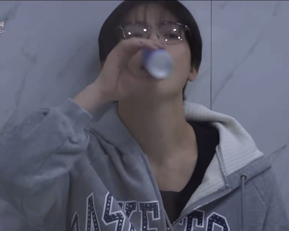 nichojooisms's tweet photo. he definitely watches u through it https://t.co/EYa9E8WTKd