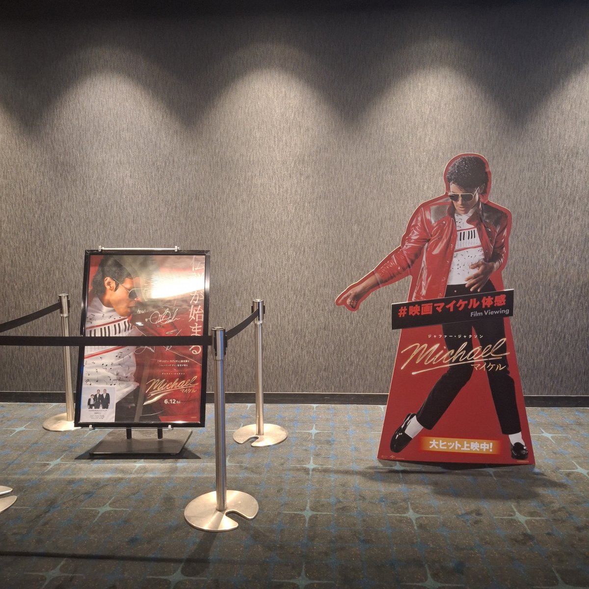 wikadedicates's tweet photo. 家の自室に置いてたチャップリンの等身大パネルを病室に持ってきてるの見つけて大泣きの16回目🕴
1987年の来日記念写真集買ったんだけどビジュが良すぎて小鹿と戯れてる写真なんかどっちがバンビかわからんて🥰
この本の帯コピーは“オーラを放つ異星人”です💫 https://t.co/8I560Bli3s