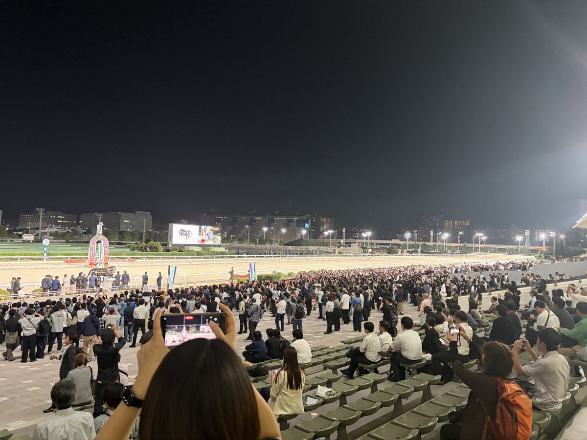 clik1205's tweet photo. 競馬終わってるのにミックファイア号の引退式にこんなにたくさんの人達が残ってて感慨深い😭 https://t.co/lOTDf2b4lx