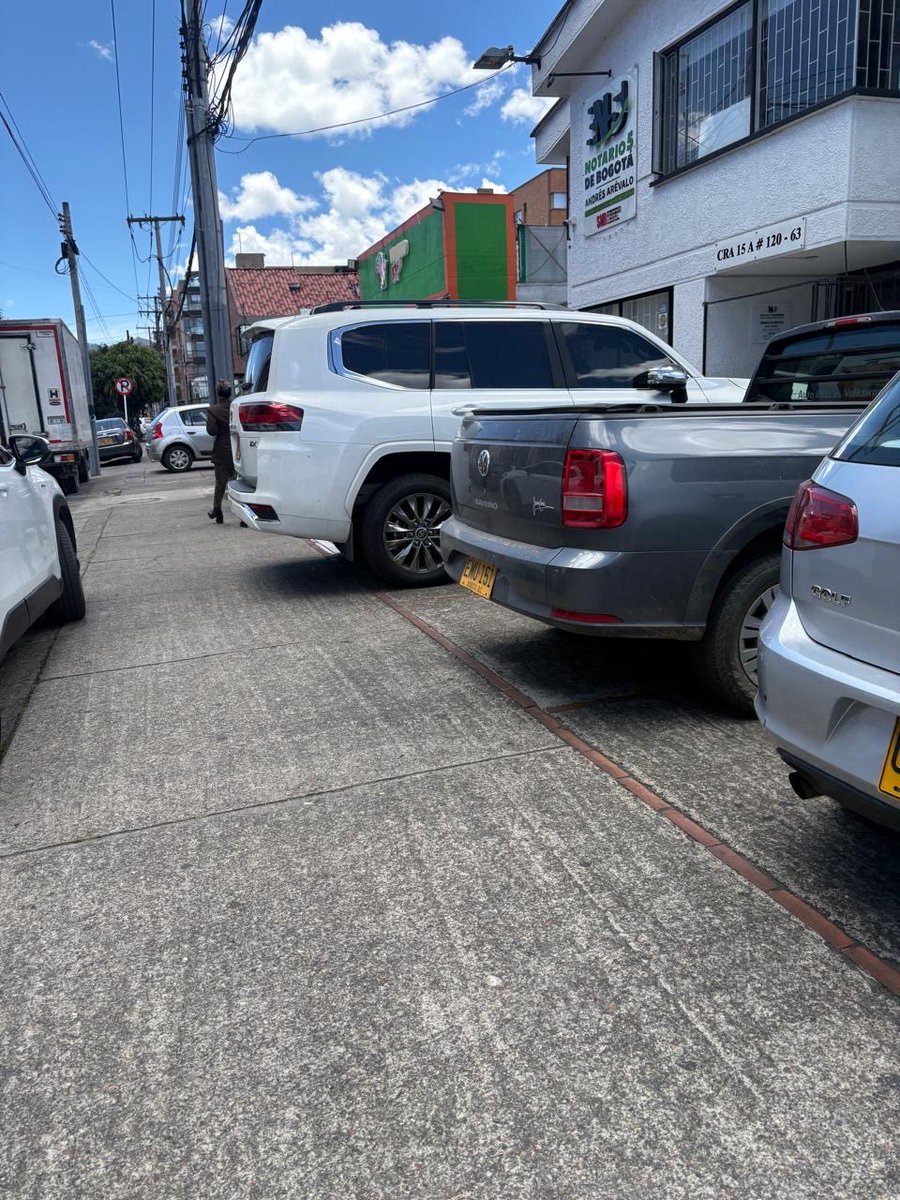 MichaelSegCD's tweet photo. Me preocupa el silencio administrativo de la @SectorMovilidad , @MiEspacioesBog y @alcaldiausaquen con el caso del mal uso del espacio público por parte del notario @Notaria5Bogota , la ley es para absolutamente TODOS. 
El Notario invadió totalmente la carrera 15 A con calle 120 https://t.co/NVFT8zGEGB