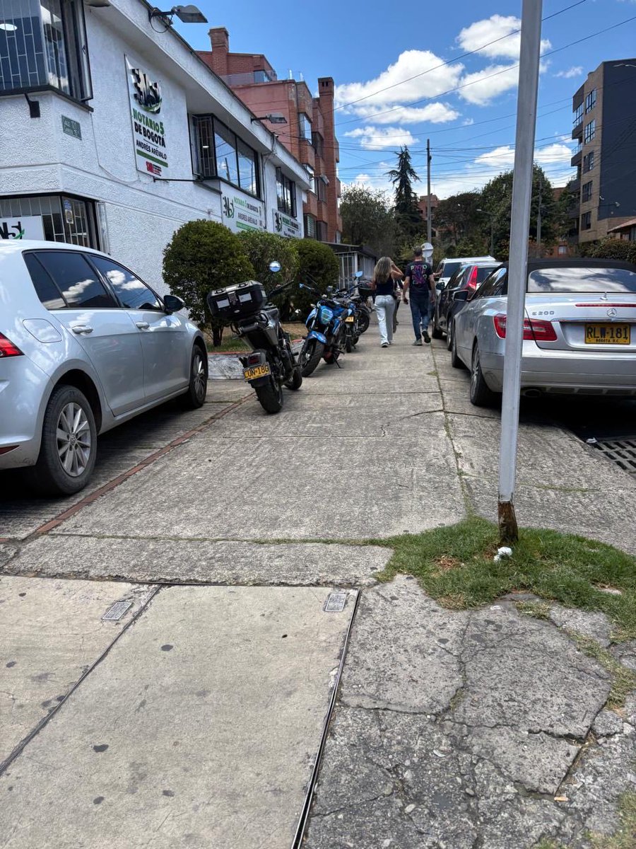 MichaelSegCD's tweet photo. Me preocupa el silencio administrativo de la @SectorMovilidad , @MiEspacioesBog y @alcaldiausaquen con el caso del mal uso del espacio público por parte del notario @Notaria5Bogota , la ley es para absolutamente TODOS. 
El Notario invadió totalmente la carrera 15 A con calle 120 https://t.co/NVFT8zGEGB