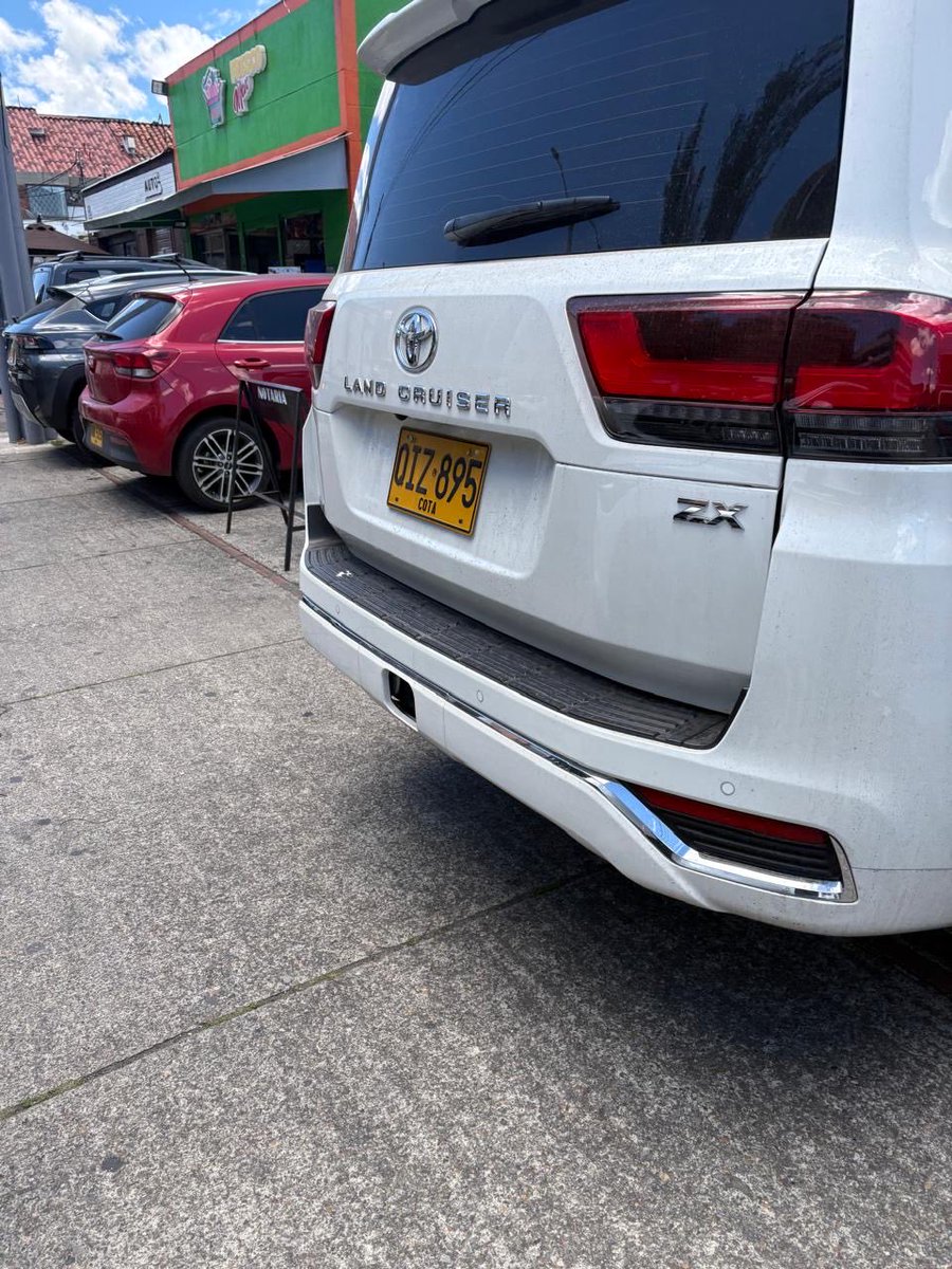 MichaelSegCD's tweet photo. Me preocupa el silencio administrativo de la @SectorMovilidad , @MiEspacioesBog y @alcaldiausaquen con el caso del mal uso del espacio público por parte del notario @Notaria5Bogota , la ley es para absolutamente TODOS. 
El Notario invadió totalmente la carrera 15 A con calle 120 https://t.co/NVFT8zGEGB