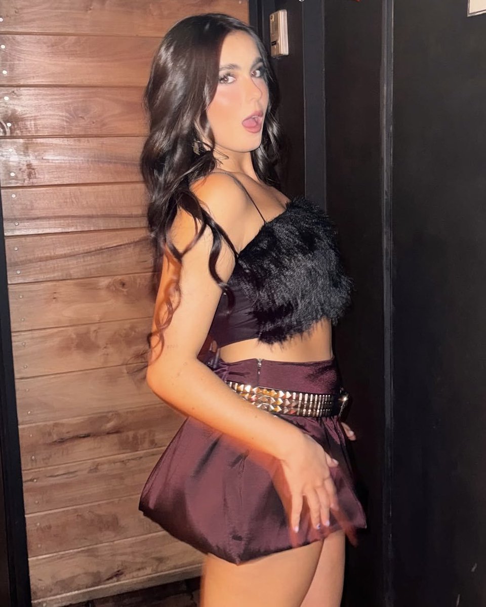 BlackQueen568's tweet photo. Cada vez está más guapa yo no llego viva al final de la gira https://t.co/h5G6MQjIg0