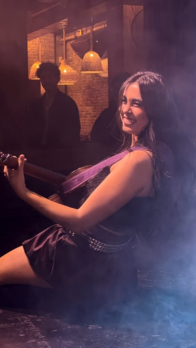 BlackQueen568's tweet photo. Cada vez está más guapa yo no llego viva al final de la gira https://t.co/h5G6MQjIg0