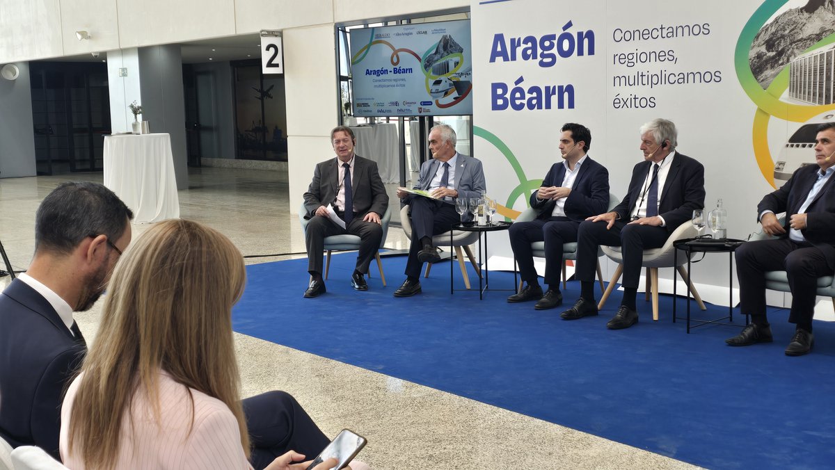 AEPLAPLAZA's tweet photo. 🚛 Nuestro presidente Ángel Adiego ha participado en una mesa dedicada al papel de la logística.

Desde #AEPLA seguimos apostando por una logística conectada, competitiva y preparada para crecer también más allá de nuestras fronteras. https://t.co/uQrK3ZmNxa
