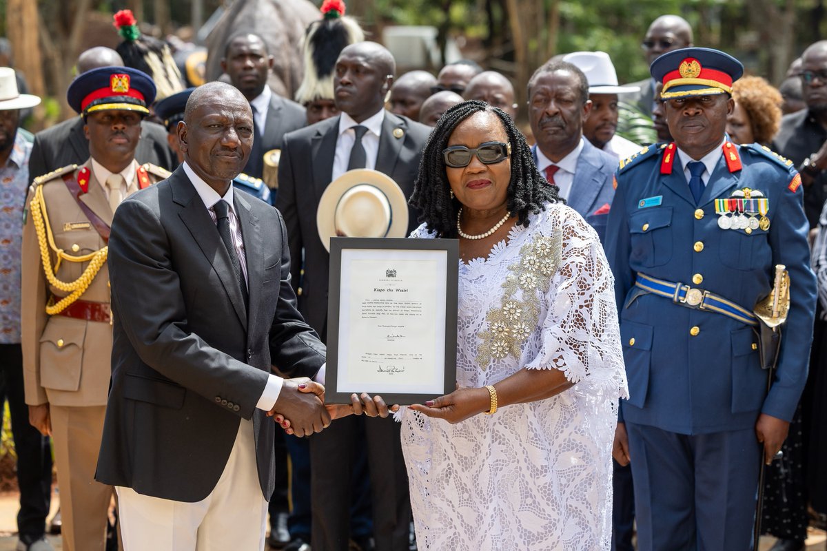 WilliamsRuto's tweet photo. We honour the late Prime Minister Raila Amolo Odinga, a once-in-a-generation leader whose uncommon courage, sacrifice and service helped shape the course of our Republic. https://t.co/cVvW4uJThb