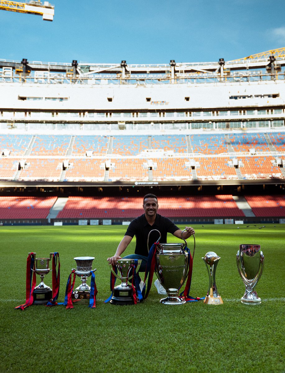 FCBarcelona's tweet photo. A legend in the house 🏡 https://t.co/FfILIP135t