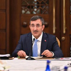 egedecevirme's tweet photo. Cumhurbaşkanı Yardımcısı Cevdet Yılmaz:

"Risk düzeyi yüksek serbest fonlar başta olmak üzere fon piyasalarında bankacılık sistemimizdeki devlet garantisi söz konusu değildir.

Bu süreçte oluşan özel zararlar için Hazine kaynağı kullanılmayacak." https://t.co/5gm5SJPmzh