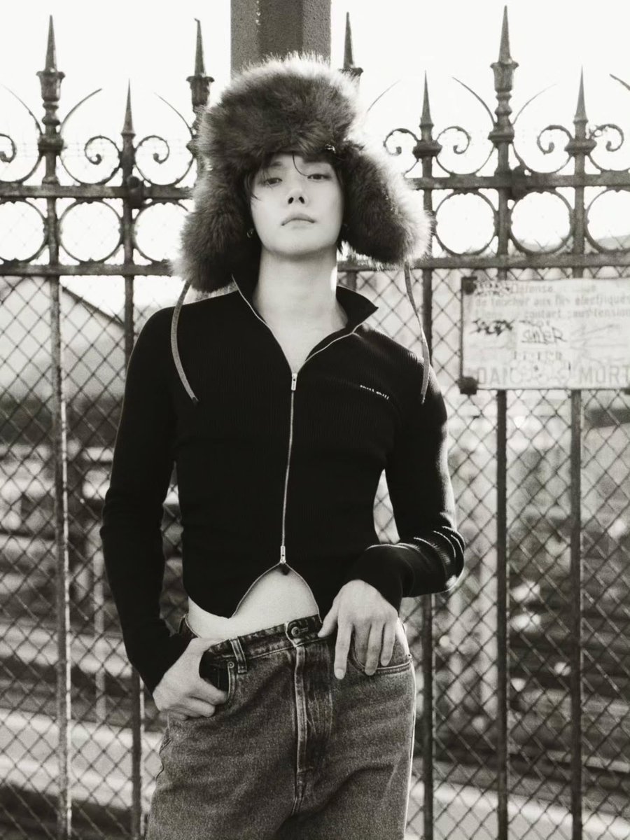 5poohs's tweet photo. ohhh he loves showing off his little waist i feel sick https://t.co/kHtSeJsVKA