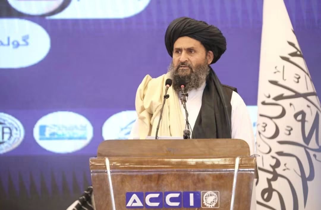 Baloch1682's tweet photo. ملا عبدالغنی برادر نے امام ابوحنیفہ پانچویں عمومی و بین الاقوامی نمائش کا افتتاح کردیا

کابل: اقتصادی امور کے نائب وزیراعظم ملا عبدالغنی برادر اخوند نے کابل میں افغانستان بین الاقوامی نمائش مرکز میں امام ابوحنیفہ (رح) کی پانچویں عمومی و بین الاقوامی نمائش کا افتتاح کردیا۔

افتتاحی تقریب سے خطاب کرتے ہوئے ملا عبدالغنی برادر نے کہا کہ اسلامی امارت افغانستان تجارت اور سرمایہ کاری کے لیے ضروری سہولتیں فراہم کرنے، تاجروں کو درپیش رکاوٹیں کم کرنے اور نجی شعبے کے لیے سازگار ماحول پیدا کرنے کی کوشش کر رہی ہے، کیونکہ اقتصادی ترقی میں نجی شعبے کی شرکت بنیادی اہمیت رکھتی ہے۔

انہوں نے کہا کہ امام ابوحنیفہ (رح) کی پانچویں عمومی و بین الاقوامی نمائش افغانستان کی اقتصادی صلاحیتوں کو متعارف کرانے، ملکی پیداوار کی حمایت، تجارتی روابط کے فروغ اور افغانستان و خطے کے درمیان براہِ راست تجار��ی تعلقات مضبوط بنانے کے لیے ایک اہم اقدام ہے۔

اقتصادی امور کے نائب وزیراعظم نے کہا کہ نمائش میں افغانستان کی زرعی، صنعتی اور پیداواری مصنوعات، خشک و تازہ میوہ جات سمیت مختلف اشیا کا معیار اور صلاحیتیں متعارف کرائی جا رہی ہیں، جس سے افغان مصنوعات کے لیے علاقائی اور عالمی منڈیوں تک رسائی میں مدد ملے گی۔

ملا عبدالغنی برادر نے علاقائی ��جارت کی اہمیت پر زور دیتے ہوئے کہا کہ افغانستان کی جانب سے علاقائی رابطوں کے فروغ کی کوششیں اس بات کا ثبوت ہیں کہ ملک اپنی سرحدوں کو خطرے کے بجائے اسٹریٹجک اقتصادی شراکت داری کے لیے رابطے کے مراکز میں تبدیل کرنا چاہتا ہے۔

انہوں نے کہا کہ واخان اقتصادی و تجارتی شاہراہ کا افتتاح افغانستان کو چین کے ذریعے یورپی منڈیوں سے مختصر ترین راستے سے جوڑتا ہے اور ملک کو علاقائی ٹرانزٹ و تجارت کے ایک اہم مرکز میں تبدیل کرنے میں مدد دے گا۔

امام ابوحنیفہ (رح) کی پانچویں عمومی و بین الاقوامی نمائش میں مختلف شعبوں سے تعلق رکھنے والی سیکڑوں ملکی کمپنیوں نے تقریباً 600 اسٹالز قائم کیے ہیں، جہاں خوراک، ادویات، ڈیری مصنوعات، تعمیراتی سامان، دستکاری، قالین، پلاسٹک، لوہا سازی اور دیگر صنعتی و زرعی مصنوعات نمائش کے لیے پیش کی گئی ہیں۔ نمائش سات روز تک جاری رہے گی۔