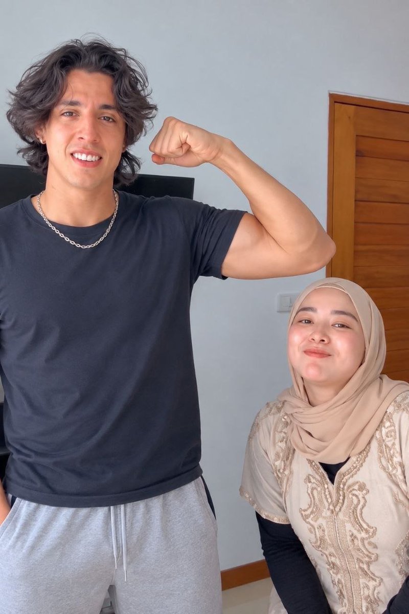 Geraldinecvk's tweet photo. mas gatuzo bersama mbak hijab

https://t.co/TprUOQRyoq https://t.co/1Tsyzc6ZkI