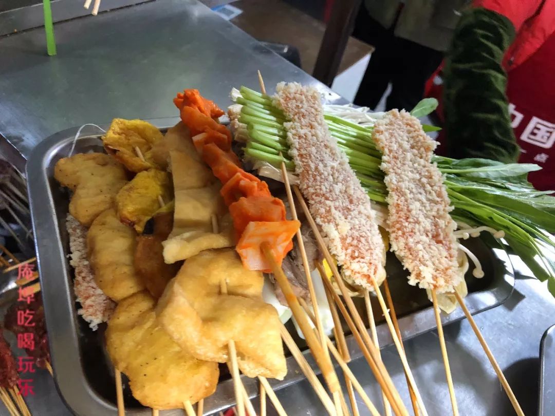 Trianaw71387456's tweet photo. Went to a street snack stall today—ordered fried skewers with讨靥闪毙筛 sauce, super crispy and addictive! https://t.co/97jeywEc0O