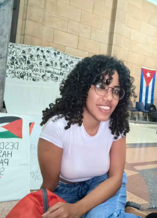 MarioJPenton's tweet photo. 🇲🇽 Gabriela Fernández Álvarez, presentadora y guionista del programa oficialista Con Filo, fue admitida en la Maestría en Derechos Humanos de la Universidad Autónoma de San Luis Potosí, en México, para el período 2026-2028. La contradicción resulta evidente: mientras se prepara académicamente en una materia centrada en la defensa de las libertades y los derechos fundamentales, ha dedicado su trabajo televisivo a justificar al régimen cubano y atacar a sus críticos.

⚠️ Fernández ha negado públicamente que existan presos políticos en Cuba y ha asegurado que quienes cumplen condenas por motivos políticos fueron juzgados de manera transparente y “estarían presos en cualquier país del mundo”. Sin embargo, organizaciones como Prisoners Defenders contabilizan más de 1.300 presos políticos en la Isla, mientras organismos internacionales han denunciado la persecución y estigmatización de opositores y defensores de derechos humanos.

🎭 La doble moral queda todavía más expuesta por su papel en Con Filo, un programa señalado en investigaciones académicas como un espacio de desinformación y estigmatización de la oposición. Estudios sobre sus emisiones encontraron afirmaciones sin sustento, descalificaciones y ausencia de derecho a réplica para las personas atacadas. El programa incluso ha presentado a opositores y medios independientes como “terroristas”, “gusanos” o instrumentos de una supuesta guerra contra Cuba.

📚 Resulta especialmente llamativo que alguien que ha defendido públicamente la falta de libertades en Cuba y ha cuestionado las denuncias sobre presos políticos esté ahora cursando una maestría precisamente en Derechos Humanos. El problema no es que estudie la materia, sino la enorme contradicción entre ese campo académico y las posiciones que ha defendido desde la televisión estatal, donde ha contribuido a desacreditar a quienes denuncian violaciones de derechos fundamentales.

CON INFORMACIÓN DE CUBANET