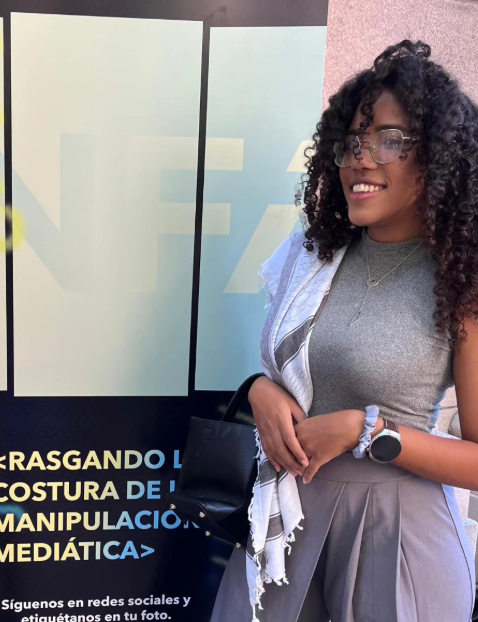 MarioJPenton's tweet photo. 🇲🇽 Gabriela Fernández Álvarez, presentadora y guionista del programa oficialista Con Filo, fue admitida en la Maestría en Derechos Humanos de la Universidad Autónoma de San Luis Potosí, en México, para el período 2026-2028. La contradicción resulta evidente: mientras se prepara académicamente en una materia centrada en la defensa de las libertades y los derechos fundamentales, ha dedicado su trabajo televisivo a justificar al régimen cubano y atacar a sus críticos.

⚠️ Fernández ha negado públicamente que existan presos políticos en Cuba y ha asegurado que quienes cumplen condenas por motivos políticos fueron juzgados de manera transparente y “estarían presos en cualquier país del mundo”. Sin embargo, organizaciones como Prisoners Defenders contabilizan más de 1.300 presos políticos en la Isla, mientras organismos internacionales han denunciado la persecución y estigmatización de opositores y defensores de derechos humanos.

🎭 La doble moral queda todavía más expuesta por su papel en Con Filo, un programa señalado en investigaciones académicas como un espacio de desinformación y estigmatización de la oposición. Estudios sobre sus emisiones encontraron afirmaciones sin sustento, descalificaciones y ausencia de derecho a réplica para las personas atacadas. El programa incluso ha presentado a opositores y medios independientes como “terroristas”, “gusanos” o instrumentos de una supuesta guerra contra Cuba.

📚 Resulta especialmente llamativo que alguien que ha defendido públicamente la falta de libertades en Cuba y ha cuestionado las denuncias sobre presos políticos esté ahora cursando una maestría precisamente en Derechos Humanos. El problema no es que estudie la materia, sino la enorme contradicción entre ese campo académico y las posiciones que ha defendido desde la televisión estatal, donde ha contribuido a desacreditar a quienes denuncian violaciones de derechos fundamentales.

CON INFORMACIÓN DE CUBANET