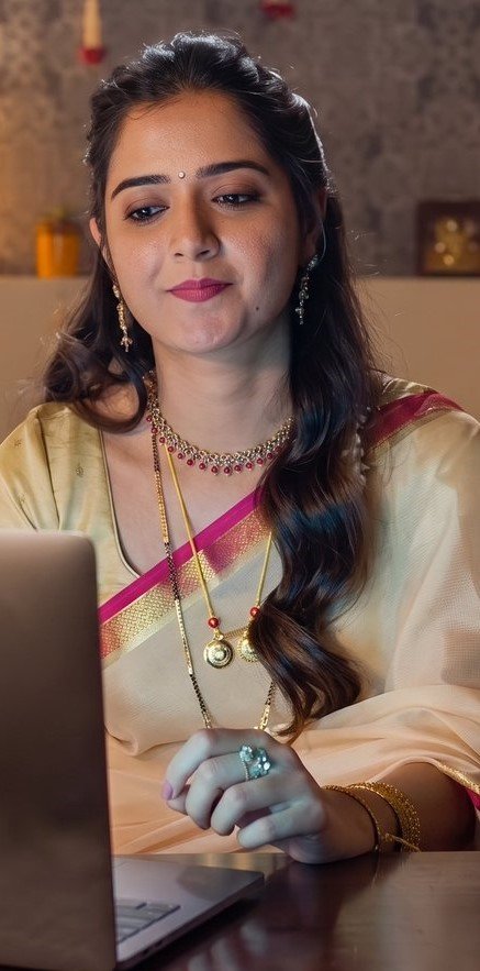 Kavistories's tweet photo. 1/n
~@ First night

Wife:-Shall we start?

Husband:-Before we start,I need to tell you something

Wife:-What? Is there any problem?

Husband:-I only get erection when I’m watching porn videos

Wife:-That’s all? lot of people doing this stuff it's very common these days,Tell me your favorite category I’ll play it