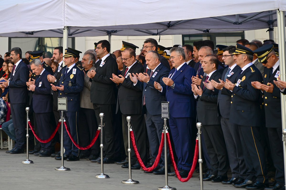 EmniyetAnkara's tweet photo. Görevi başında uğradığı menfur saldırı sonucu şehit olan, Müdürlüğümüz kadrosunda görevli Polis Memuru Ahmet Türkoğlu, İl Emniyet Müdürlüğümüzde düzenlenen cenaze töreninin ardından ebediyete uğurlandı.

Vatanımızın huzur ve güvenliği uğruna canını feda eden aziz şehidimize Allah’tan rahmet; kıymetli ailesine, yakınlarına, Kahraman Emniyet Teşkilatımıza ve aziz milletimize başsağlığı ve sabır diliyoruz.

Şehidimizin ruhu şad, mekânı cennet, makamı âli olsun. 🇹🇷
