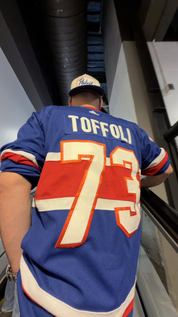 sharkfinmarta's tweet photo. befriended a toffoli enjoyer last night at the bell center 🤓✌️ https://t.co/sByE3C1JOI
