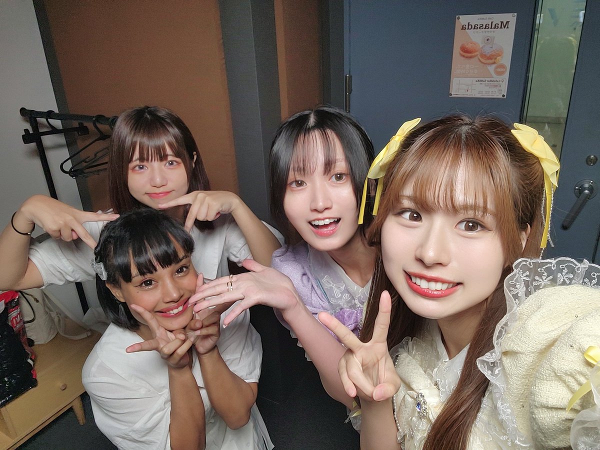 sora_aipare's tweet photo. るなしおさんと📸❤️🧡💛💜
お写真ありがとうございます✨

出番前に同じ楽屋で準備してたら、お2人が天下一品の略し方についてお話をされていたんだけど(聞き耳立ててました🙋‍♀️)

しおんさんが「みんな天下一って略すくない？」って言ってて思わず反射的に「いや略さんな！」ってツッコんでしまった😂 https://t.co/cHtstQYjcC