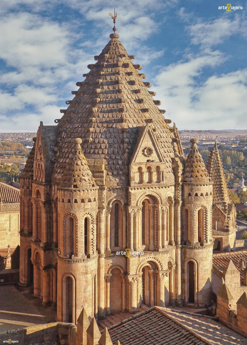 arteviajero_com's tweet photo. La impresionante Torre del Gallo de la Catedral Vieja de Salamanca, construida entre los S. XII y XIII. Puede considerarse como uno de los cimborrios más bellos y conseguidos del arte románico
⬇️⬇️⬇️
https://t.co/TqdRzi8lPa
#FelizMiercoles #photography https://t.co/cWIxRlvJoy