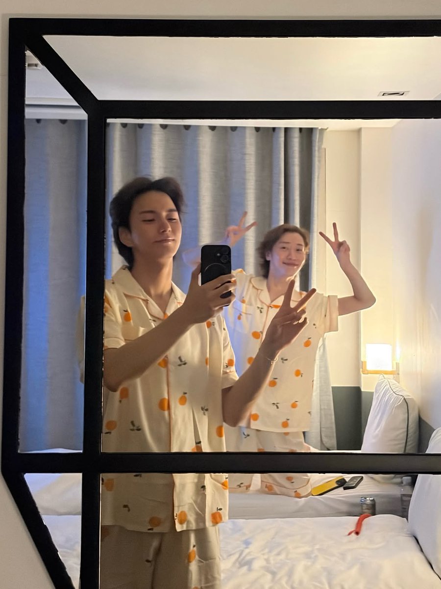 jootism's tweet photo. SEUNGMIN JUST HARD LAUNCHED HIS RELATIONSHIP WITH ANOTHER IDOL OMG??😭😭 their matching outfits are so cute omg😭😭😭😭😭😭😭😭 https://t.co/dtqxO6YOQv