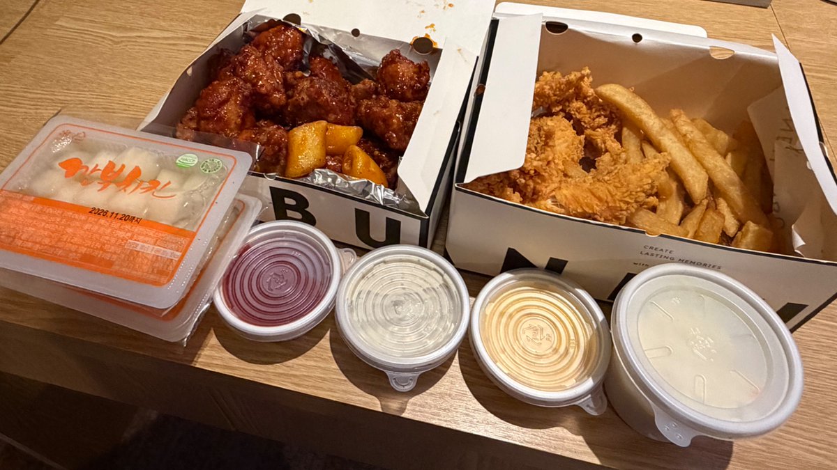Damnthepast's tweet photo. Got me that korean fried chicken 🍗 https://t.co/u0hYKjRDhU