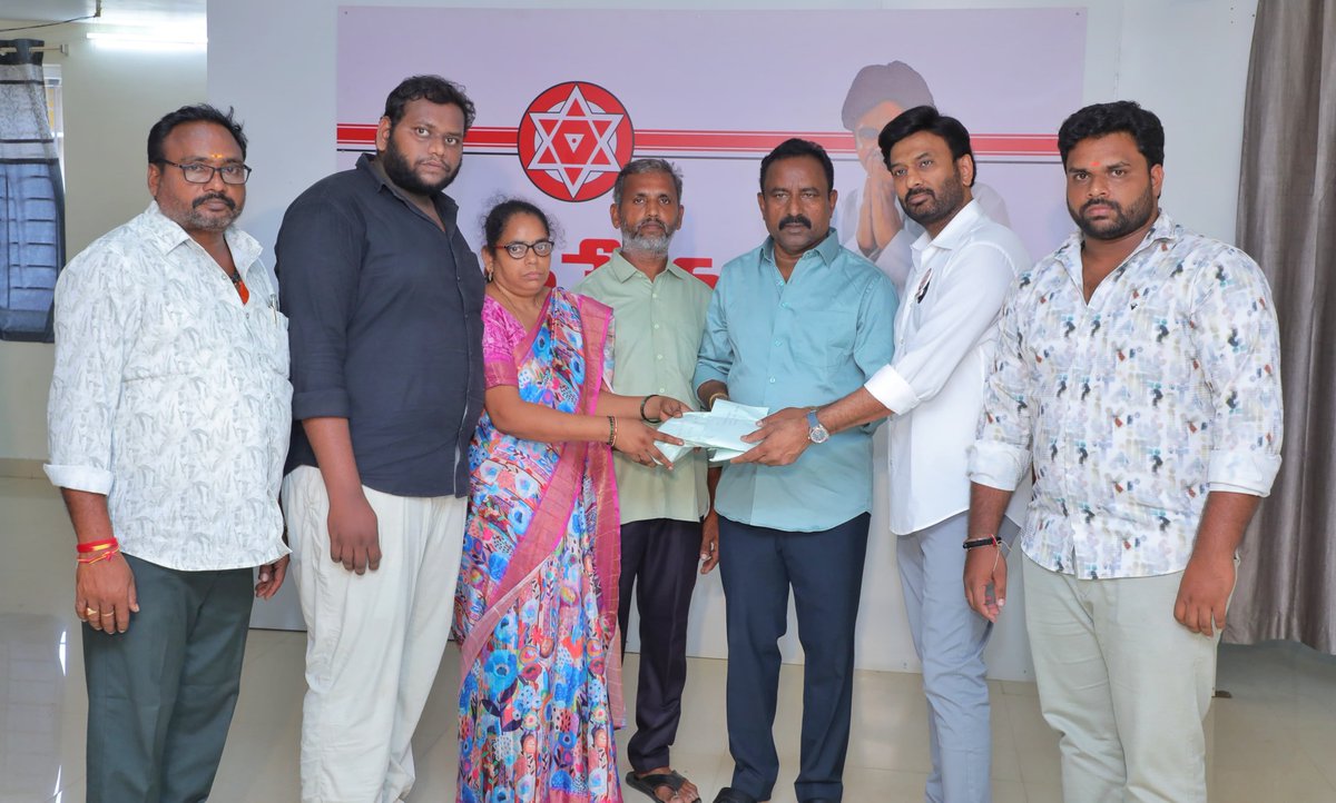 JanaSenaParty's tweet photo. జనసేన పార్టీ అధ్యక్షులు, గౌరవ ఆంధ్రప్రదేశ్ రాష్ట్ర ఉప ముఖ్యమంత్రి శ్రీ @PawanKalyan గారి జన్మదినం సందర్భంగా ఫ్లెక్సీ ఏర్పాటు చేస్తూ ప్రమాదవశాత్తూ మరణించిన అమలాపురం నియోజకవర్గం బెండమూరులంక గ్రామానికి చెందిన జనసైనికుడు రోళ్ళ ప్రేమ్ కుమార్ గారి కుటుంబానికి జనసేన పార్టీ తరఫున ఈరోజు రూ.3.5 లక్షలు ఆర్థిక సహాయం జనసేన పార్టీ ప్రధాన కార్యదర్శి శ్రీ @itsRamTalluri గారి చేతుల మీదుగా కుటుంబ సభ్యులకు అందజేశారు. ఇందులో అమెరికాకు చెందిన ఎన్‌ఆర్‌ఐ శ్రీ అనిశెట్టి స్వామి రూ.2.5 లక్షలు, భీమిలి నియోజకవర్గ ఇన్‌చార్జి శ్రీ పంచకర్ల సందీప్ రూ.50 వేలు, రామచంద్రాపురం నియోజకవర్గానికి చెందిన శ్రీ డేగల నాగేంద్ర రూ.50 వేలు అందించారు.

ఈ సందర్భంగా రోళ్ళ ప్రేమ్ కుమార్ గారి కుటుంబ సభ్యులకు జనసేన పార్టీ నాయకులు తమ ప్రగాఢ సానుభూతిని తెలియజేస్తూ, పార్టీ ఎల్లప్పుడూ వారి కుటుంబానికి అండగా ఉంటుందని భరోసా ఇచ్చారు.