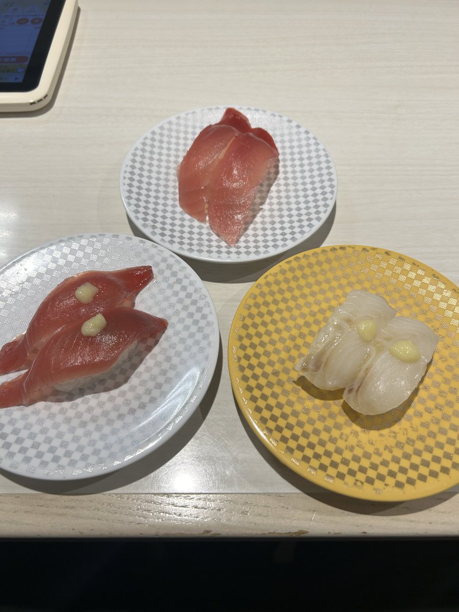 alsonant's tweet photo. 魚べい一位やな　安いし黒胡麻クリーム大福がやめられない https://t.co/ypha8uLvZm