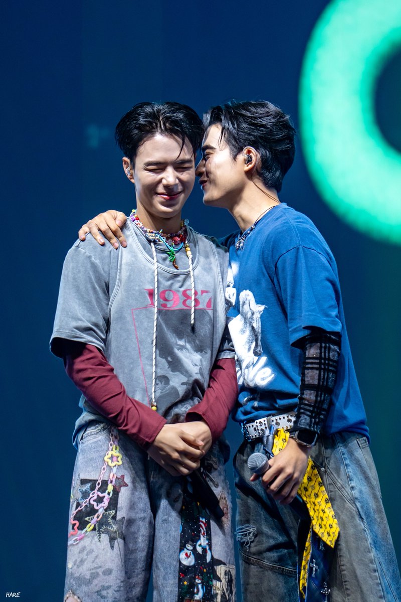 Hareshine's tweet photo. รักกันๆ พีน้องกันจุ๊บกันได้ไม่คิดอะไรหรอก รักกันแหละ 🤣🤣

CLOVER HAPPY FANIVAL FS

#GMMTVFANIVAL2026HappyFamilyxCLOVER
#barcodetin #keenkeno #aliazhl_ #20aungpao #CLO_VER https://t.co/yy1oFrIdAH