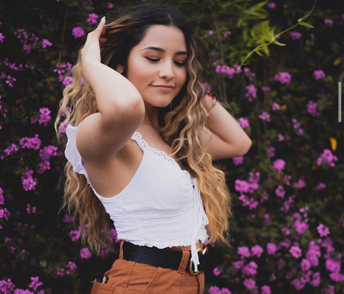 EmillyCarrter's tweet photo. The wind may move the petals but never its roots 🌸 https://t.co/TQWst2exVy