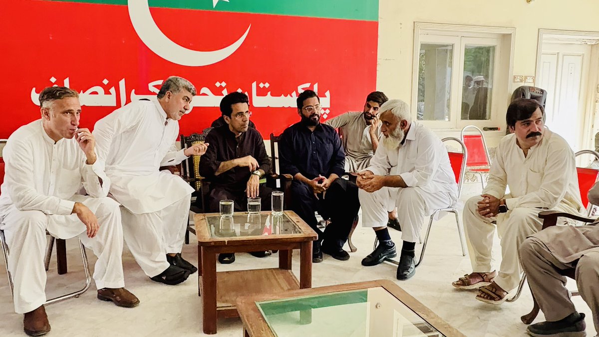 ShahramKTarakai's tweet photo. ایم پی اےعبدالکریم خان تورڈھیر کے حجرے اور گھر پر رات کی تاریکی میں نامعلوم افراد کی طرف سے کی جانے والی غیر قانونی حملے کی شدید ترین الفاظ میں مذمت کرتا ہوں۔عبدالکریم خان کے بھائی عبدالناصر اور ان کے دیگر ساتھیوں کو اغوا کیا گیا، اور چادر و چار دیواری کے تقدس کو پامال کیا گیا۔ https://t.co/YF8HpBXMm9