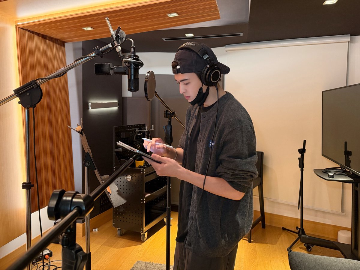 patrick_pppat's tweet photo. อัดเพลงไรงี้🤓🤓 ร้องเพลงจะเป็นบ้าละ🫠🫠🫠 https://t.co/pxg0YwVmgi