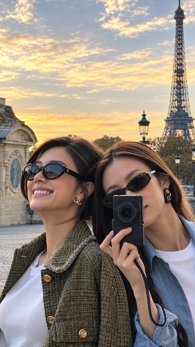 isbellaa11's tweet photo. LenaMiu with the Eiffel Tower😭😭😭😭😭😭😭😭😭😭😭😭😭😭😭😭😭

#CHANELSS27xLenaMiu
#LalinaLena #MiuNatsha
#CHANELSpringSummer
#CHANEL #PFW https://t.co/SnmPPX9M0T