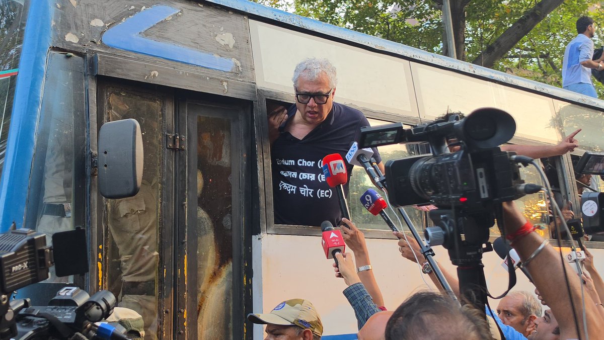 AITCofficial's tweet photo. JAB JAB MODI DARTA HAI, POLICE KO AGEY KARTA HAI.

You can detain our MPs but NOTHING WILL BREAK THEIR SPIRIT.

The fight for truth, justice and accountability is very much on!!!

#ResignGyanu https://t.co/ZJU5pAt6ST