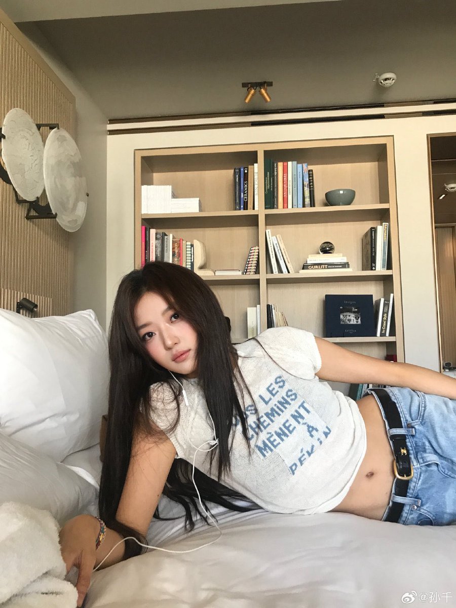 ssunqian's tweet photo. Convincing reason to stay in bed all day. I had plans… but lying down suddenly seems much more important. https://t.co/qlScvZ9zOQ