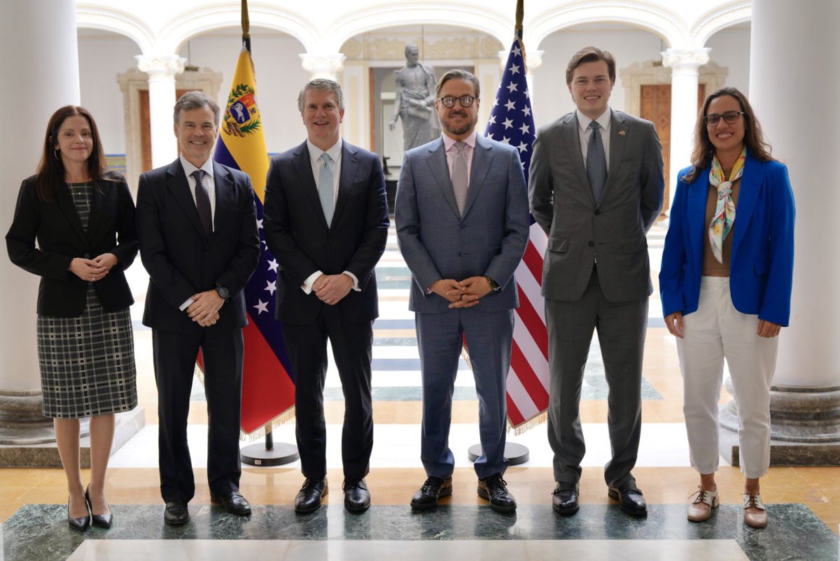usembassyve's tweet photo. El Subsecretario David L. Fogel de @CommerceGov está en Caracas avanzando elintercambio comercial entre Estados Unidos y Venezuela. Hoy se reunió con el Ministro Félix Plasencia de @Cancilleria_ve para potenciaroportunidades de mercado para ambos países. Estas iniciativas consolidan la recuperación económica de Venezuela bajo el plan de tres fases de @POTUS y @SecRubio.

@ExportGov